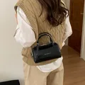 Borsa Boston lucida in pelle cerata nera con logo MUHETI e tracolla a catena - Nero