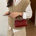 Borsa Boston in pelle cerata bordeaux con tracolla a catena argento e logo lucido - Rosso