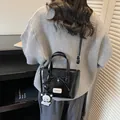 Sac seau en cuir verni noir brillant avec nœud et porte-clés ours mignon - Noir
