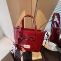 Sac seau en cuir verni bordeaux avec nœud décoratif et bandoulière réglable - Bordeaux