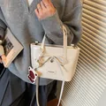 Sac seau en similicuir blanc crème avec breloque ours et décoration nœud - Blanc Cassé