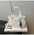 Weiße strukturierte Schultertasche mit Holzperlenanhänger und verstellbarem Gurt - Weiß