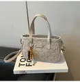 Elegante beige strukturierte Handtasche mit Perlenanhänger und verstellbarem Gurt - Grau