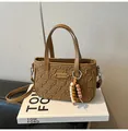 Braune Handtasche mit Webmuster, abnehmbarem Schultergurt und buntem Perlenanhänger - Braun