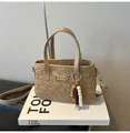Dunkelbeige strukturierte Handtasche mit Webmuster, Rundgriffen und Perlen-Quastenanhänger - Khaki