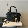 Sac à main élégant en cuir noir avec texture gaufrée et accessoire en perles - Noir