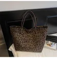 Grande borsa tote in pelle scamosciata leopardata marrone con sottili tracolle - Verde