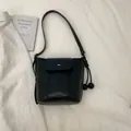 Secchiello minimalista in pelle cerata nera con dettagli dorati e ciondolo intrecciato - Nero Con Pendente