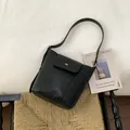 Secchiello minimalista in pelle cerata nera con dettaglio dorato e tracolla larga - Nero senza Ciondolo