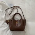 Borsa a tracolla vintage in pelle marrone con chiusura a rotazione e piccolo ciondolo - Marrone