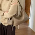 Borsa tote minimalista in pelle marrone kaki con ciondolo coordinato per donna - Cachi