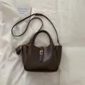 Borsa a tracolla in pelle PU marrone scuro con chiusura dorata e mini borsellino - Marrone