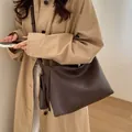 Grande borsa shopper minimalista marrone scuro in pelle martellata con pochette coordinata - caffè