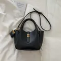 Borsa a tracolla in pelle nera opaca con chiusura dorata e mini portamonete - Nero
