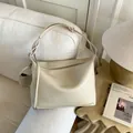 Borsa hobo beige minimalista con trama grana e tracolla regolabile per ogni giorno - Bianco Sporco