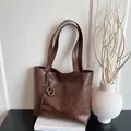 Borsa tote minimalista in ecopelle marrone scuro dal design vintage per l'uso quotidiano - Borsa Singola / Marrone