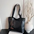 Borsa tote nera minimalista con ciondolo moda e finta pelle testurizzata per uso quotidiano - Borsa Singola / Nero