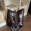 Sac seau rétro marron foncé en cuir brillant avec bandoulière et pendentif - Sans pendentif / Marron