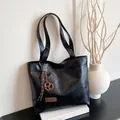 Borsa tote minimalista in pelle PU nera con ciondolo a pretzel e decoro con nappa - Con Ciondolo / Nero