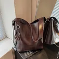 Sac fourre-tout rétro en cuir ciré marron foncé avec logo MKXQ COEOR et pendentif mode - Sans pendentif / Brun Foncé