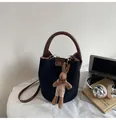 Sac seau noir mat rétro avec poignée en cuir marron et breloque lapin en peluche - Avec Pendentif / Noir