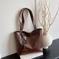 Sac fourre-tout minimaliste en cuir marron foncé avec breloque tressée et étiquette - Avec Pendentif / Marron