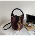 Sac seau en daim marron foncé avec poignée noire et breloque lapin en tricot - Avec Pendentif / Marron