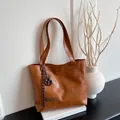 Sac fourre-tout marron en similicuir avec étiquette FASHION et charme pour le quotidien - Avec Pendentif / Marron