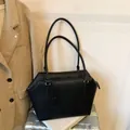 Minimalistische zwarte leren laptoptas op een koffer voor dagelijks woon-werkverkeer - Zwart