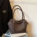 Minimalistische koffiebruine tote bag met lychee patroon op reisbagage koffer - Bruin