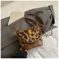Trendy luipaardprint crossbody emmer tas van imitatiebont met gouden slot en bruine bies - Bruin