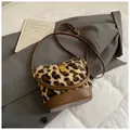 Stijlvolle luipaardprint pluche emmertas met bruin leer en gouden gesp detail - Khaki