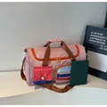 Roze patchwork reistas met veelkleurige zakken en een verstelbare schouderriem - Roze