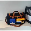 Zwarte reistas met oranje en blauwe contrastpanelen en Happy Weekend label - Zwart