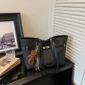 Grand sac cabas noir en cuir PU avec serrure en métal et pendentif ours mignon - Avec Pendentif / Noir