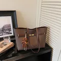 Grand sac cabas marron foncé avec fermoir métallique et breloque ours en peluche - Avec Pendentif / Café