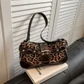 Borsa a spalla leopardata rétro con fibbia vintage e anelli in metallo argento - Marrone
