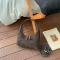 Retro Umhängetasche in Dunkelbraun aus mattem Kunstleder mit Kontrastnähten - Ohne Anhänger / Dunkelbraun