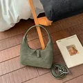 Moosgrüne Hobo-Tasche aus Wildlederimitat mit dekorativen weißen Kontrastnähten - Ohne Anhänger / Grün