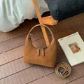 Braune matte sichelförmige Handtasche aus Wildleder mit abnehmbarem Schultergurt - Ohne Anhänger / Braun