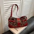Borsa a spalla leopardata con finiture in pelle rossa e fibbia metallica su libro - Rosso