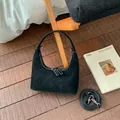 Schwarze Wildleder-Halbmondtasche mit weißen Kontrastnähten und verstellbarem Gurt - Ohne Anhänger / Schwarz
