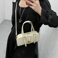 Sac à main Boston classique blanc crème pour femme avec cadenas doré et bandoulière réglable - Blanc Cassé