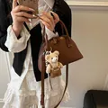 Borsa a tracolla marrone a forma di conchiglia con ciondolo a orsetto e tracolla regolabile - Con Ciondolo / caffè