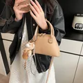 Elegante borsa a tracolla kaki a conchiglia con ciondolo a orsetto e tracolla regolabile - Con Ciondolo / Cachi
