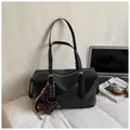 Bolso grande de cuero encerado negro con dijes lindos y gran capacidad en entorno moderno - Sin colgante / Negro