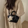 Mini Umhängetasche aus schwarzem Leder mit Litschi-Muster und Plüsch-Lamm-Anhänger für Damen - Mit Anhänger / Schwarz