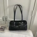 Sac à bandoulière en cuir verni noir minimaliste avec détails de boucle argentée - Sans pendentif / Noir