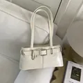 Schicke milchweiße Unterachseltasche aus glänzendem Kunstleder mit Zierschnalle - Ohne Anhänger / Weiß
