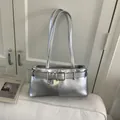 Minimalistische silberne Achseltasche mit Metallschnalle und Doppelriemen im Y2K-Modestil - Ohne Anhänger / Silber